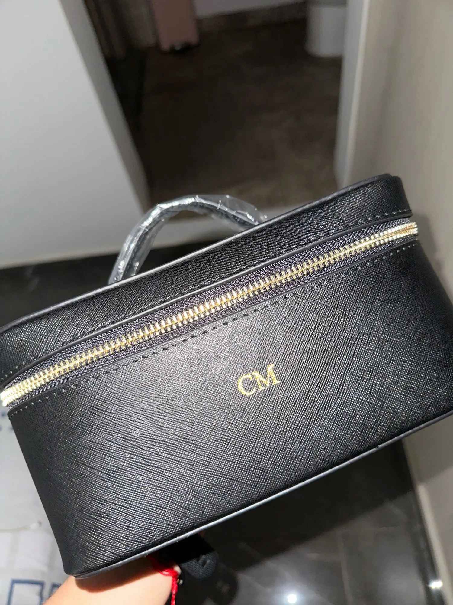 Necessaire Personalizada Feminina em Couro Saffiano – Estojo de Viagem com Zíper