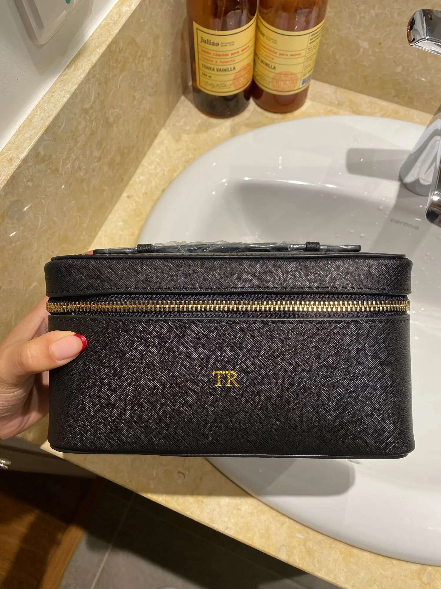 Necessaire Personalizada Feminina em Couro Saffiano – Estojo de Viagem com Zíper