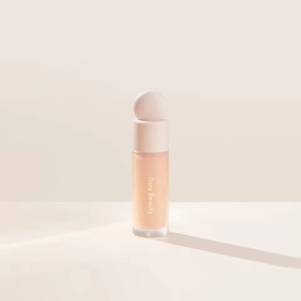 Iluminador e Bronzer Líquido Rare Beauty – Glow Intenso e Contorno Natural