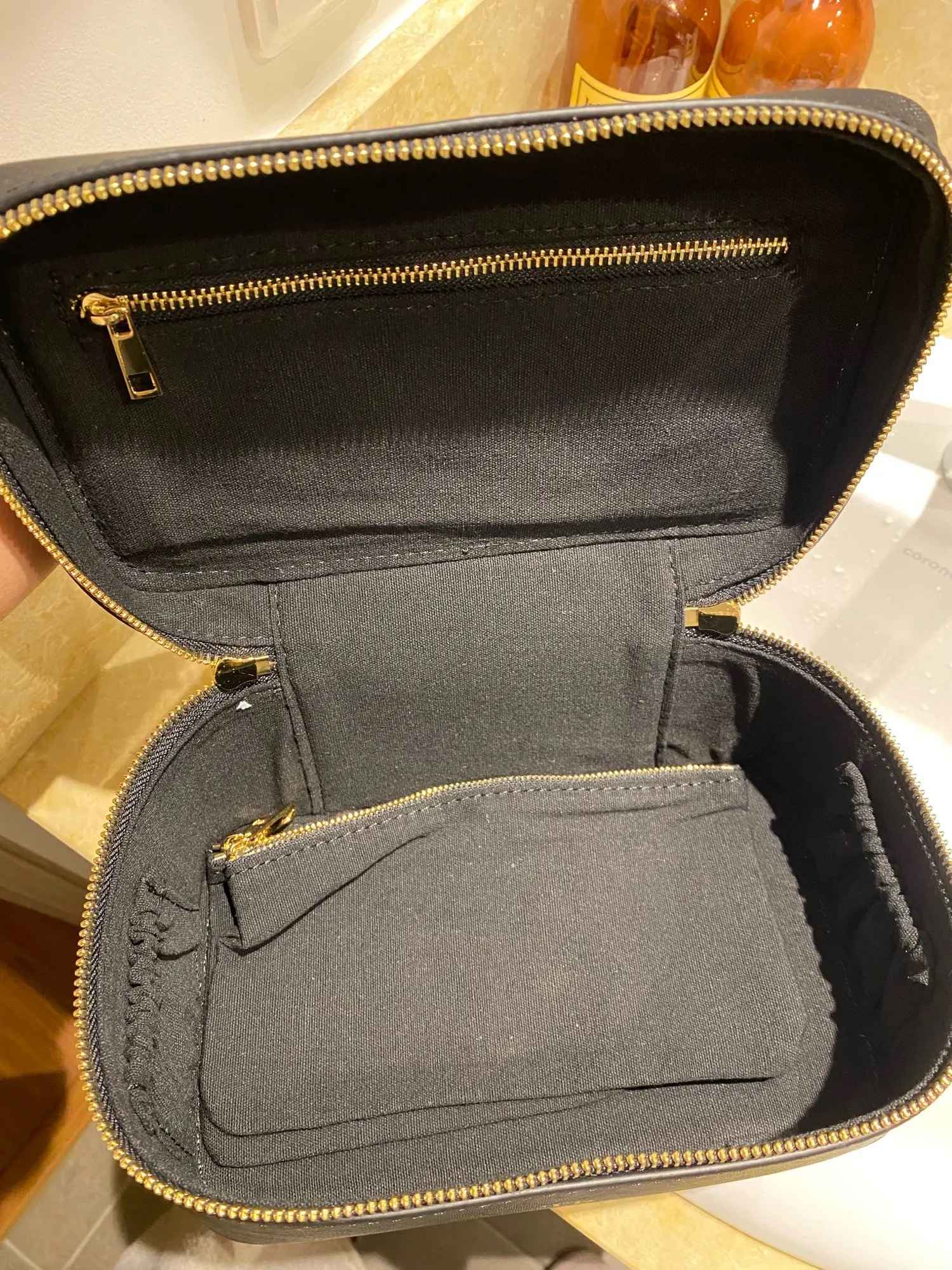 Necessaire Personalizada Feminina em Couro Saffiano – Estojo de Viagem com Zíper