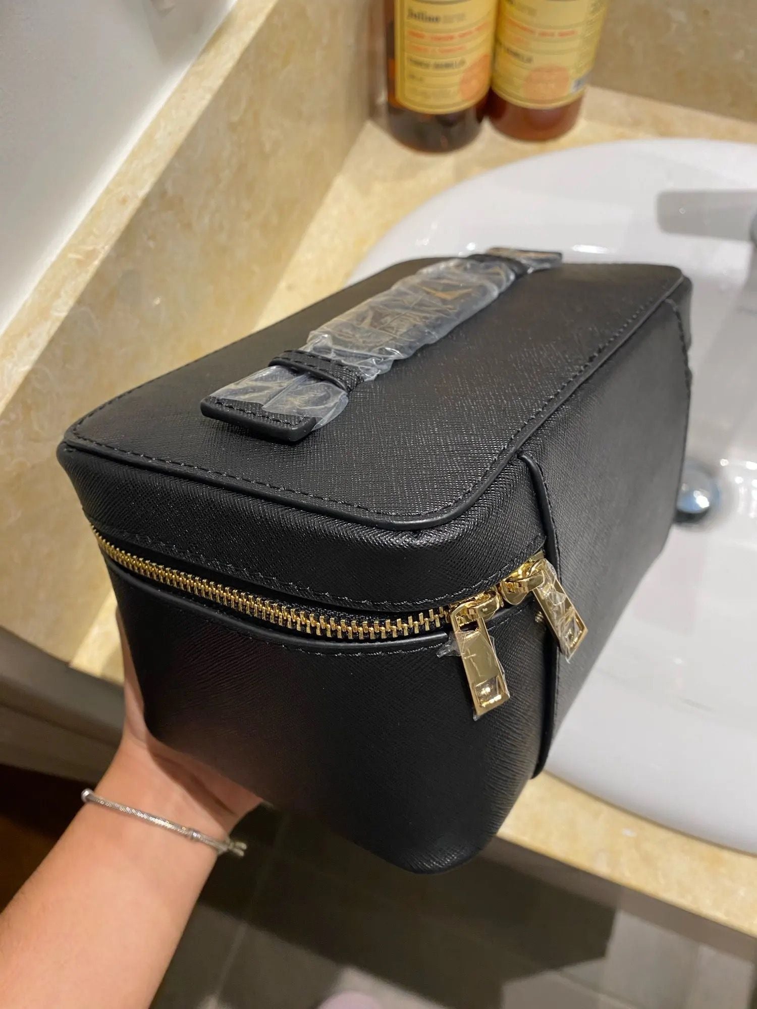 Necessaire Personalizada Feminina em Couro Saffiano – Estojo de Viagem com Zíper