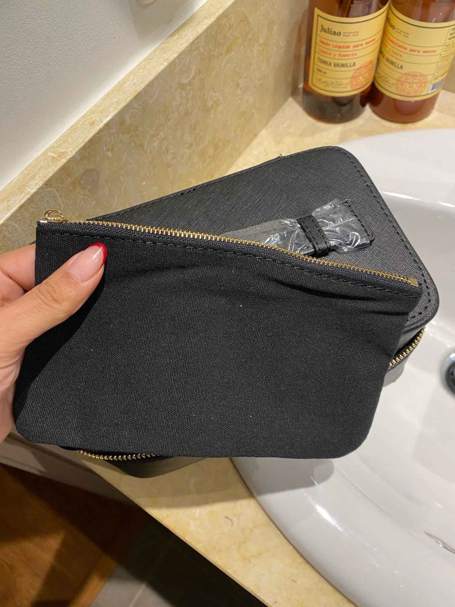 Necessaire Personalizada Feminina em Couro Saffiano – Estojo de Viagem com Zíper