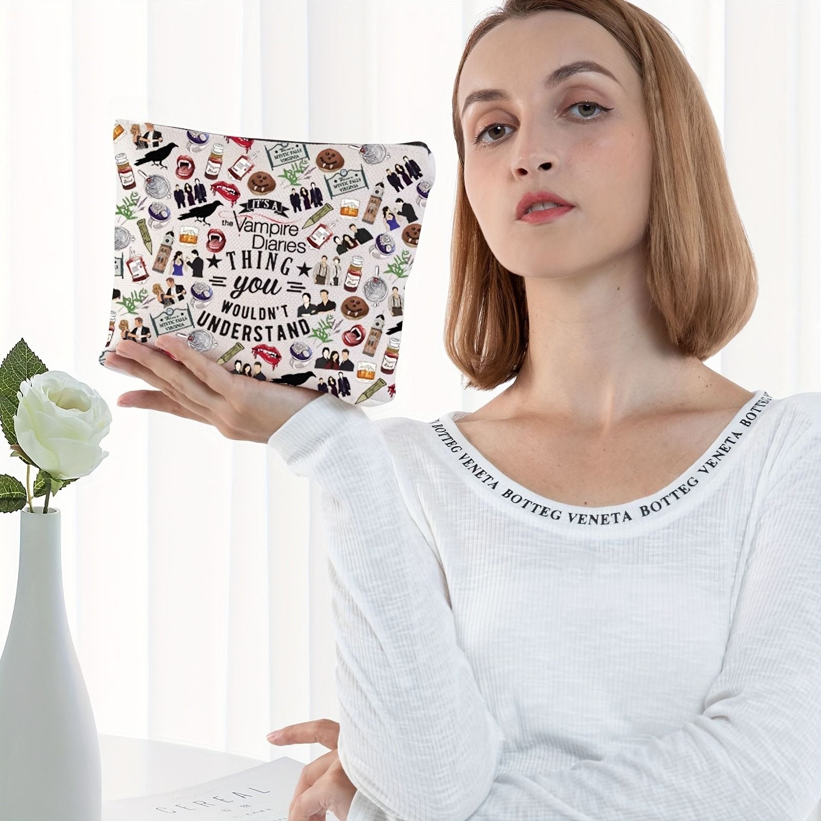 Bolsa Oficial The Vampire Diaries™ – Necessaire com Logo e Símbolos Icônicos